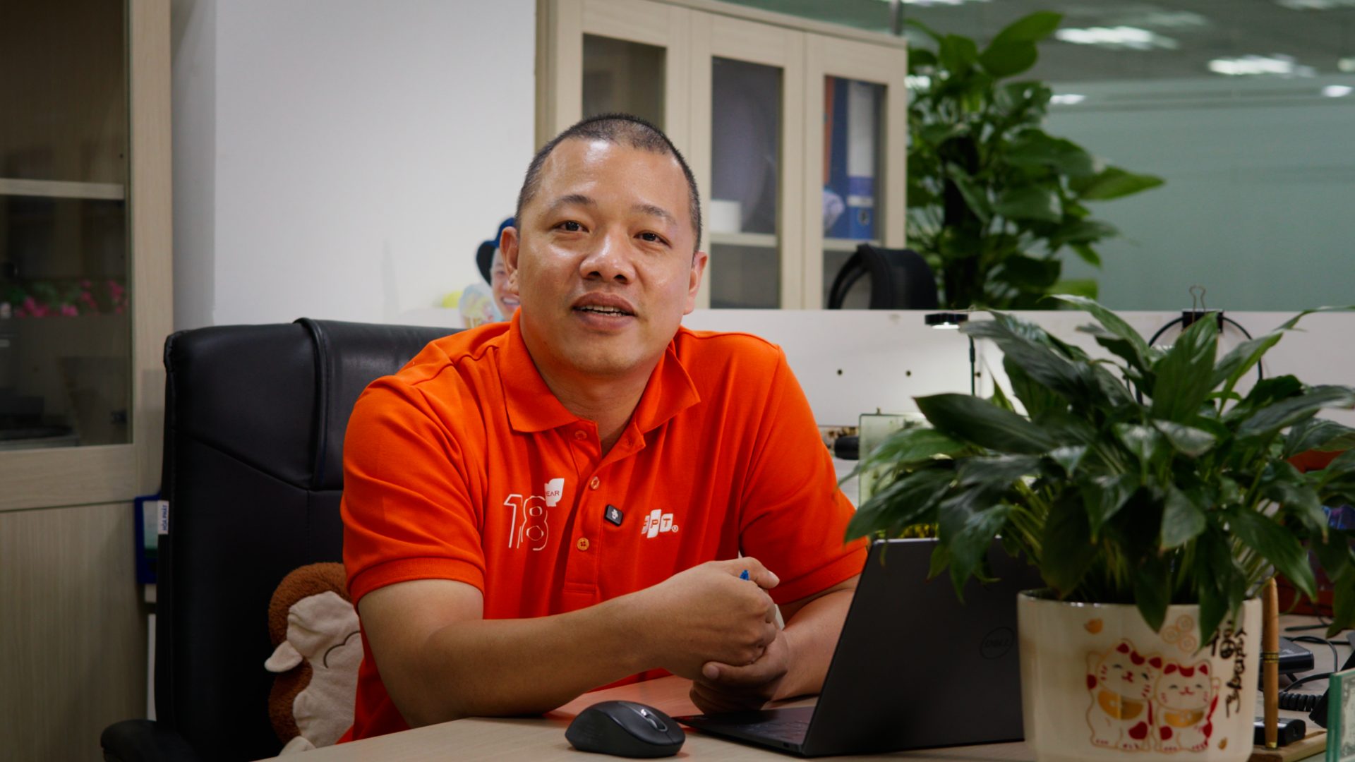 FPT Telecom manager speaking at his desk during an on-camera interview